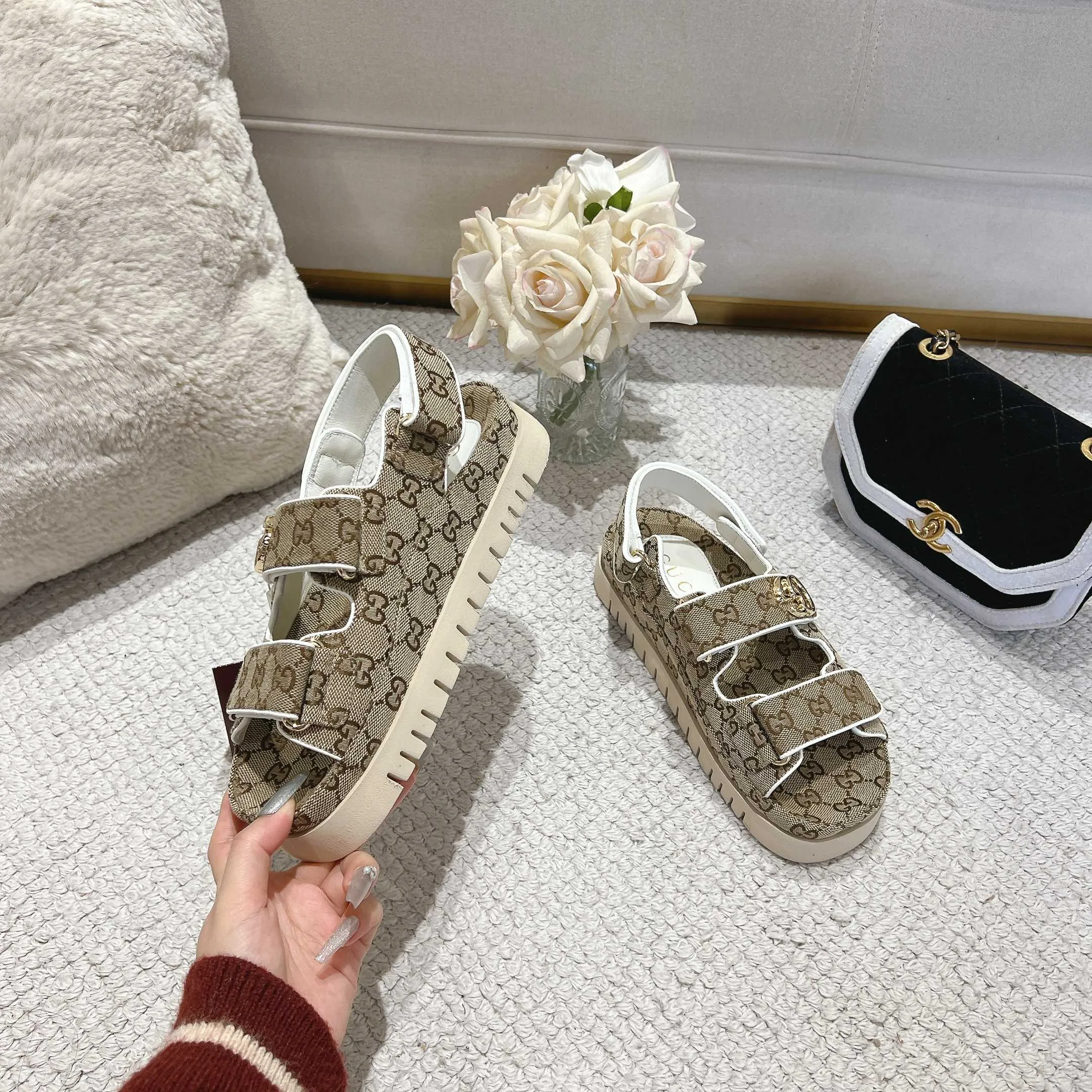 👟👟Ex-factory price 500👟👟Gucci’s modern design aesthetic explores the path of unique craftsmanship, cleverly integrating the brand’s classic elements with its beloved brand logo. The sandal is embellished with the beloved Double G hardware, adding a touch of understated branding to the design, complementing the versatility of the Velcro straps. Outsole: Wear-resistant and easy-to-bend sawtooth rubber foam sole! Ultra-light sole. Natural PU heightening insole. Size: Female 35-41#